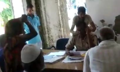 थाने में मसाज करवाते दरोगा का वीडियो वायरल, फिर हुए सस्पेंड