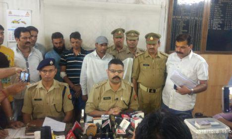 गाजियाबाद पुलिस ने 1 सुनार सहित 4 शातिर चोर किए गिरफ्तार, 5 लाख रु. कीमत के चोरी के आभूषण व नकदी बरामद गाजियाबाद पुलिस ने 1 सुनार सहित 4 शातिर चोर किए गिरफ्तार, 5 लाख रु. कीमत के चोरी के आभूषण व नकदी बरामद