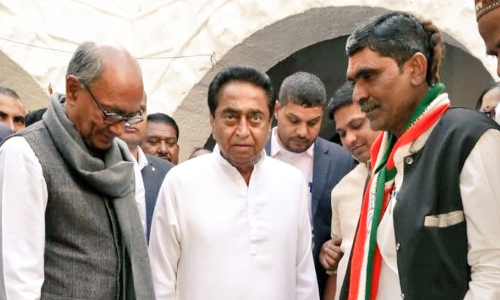 जब तक कांग्रेस की नहीं बनेगी सरकार तब नहीं पहनूंगा जूता, अब खुद मुख्यमंत्री ने पहनाए जूते जब तक कांग्रेस की नहीं बनेगी सरकार तब नहीं पहनूंगा जूता, अब खुद मुख्यमंत्री ने पहनाए जूते