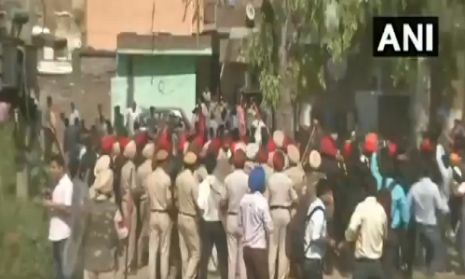 अमृतसर हादसा : पटरियों पर विरोध कर रहे लोगों को हटाने पहुंची पुलिस पर पथराव