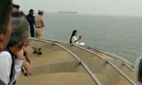 लग्जरी क्रूज से CM फडनवीस की पत्नी ने सेफ्टी लाइन क्रॉस कर ली सेल्फी, विवाद