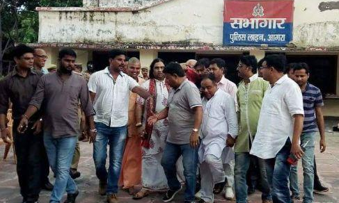 SC-ST एक्ट का विरोध कर रहे कथावाचक देवकीनंदन ठाकुर आगरा में गिरफ्तार, फिर हुए रिहा SC-ST एक्ट का विरोध कर रहे कथावाचक देवकीनंदन ठाकुर आगरा में गिरफ्तार, फिर हुए रिहा