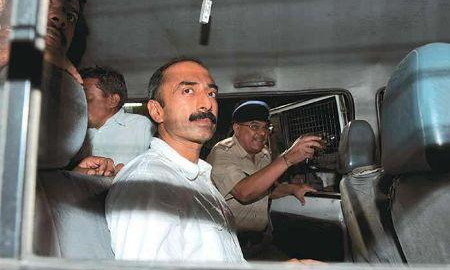 गुजरात : पुलिस हिरासत में लिए गए पूर्व IPS संजीव भट्ट गुजरात : पुलिस हिरासत में लिए गए पूर्व IPS संजीव भट्ट