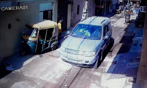 दिनदहाड़े हेड कांस्टेबल का अपहरण, पुलिस विभाग में मचा हड़कंप दिनदहाड़े हेड कांस्टेबल का अपहरण, पुलिस विभाग में मचा हड़कंप