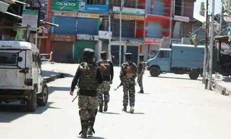 जम्मू-कश्मीर: अज्ञात बंदूकधारियों ने हुर्रियत कार्यकर्ता की गोली मारकर की हत्या, जांच में जुटी पुलिस जम्मू-कश्मीर: अज्ञात बंदूकधारियों ने हुर्रियत कार्यकर्ता की गोली मारकर की हत्या, जांच में जुटी पुलिस