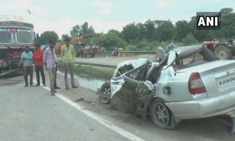 हरियाणा : ट्रक और कार की भीषण टक्कर, 6 की मौत 1 घायल हरियाणा : ट्रक और कार की भीषण टक्कर, 6 की मौत 1 घायल