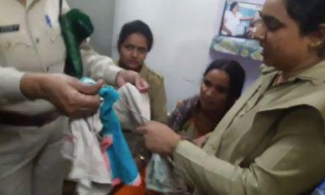 सहारनपुर : बच्चा चोर महिला रंगे हाथ गिरफ्तार, सीसीटीवी में कैद हुई करतूत