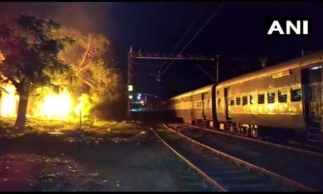 बिहार : हत्या में शामिल होने के शक में भीड़ ने महिला के कपड़े फाड़े नंगाकर घुमाया, SHO समेत 8 पुलिसकर्मी सस्पेंड बिहार : हत्या में शामिल होने के शक में भीड़ ने महिला के कपड़े फाड़े नंगाकर घुमाया, SHO समेत 8 पुलिसकर्मी सस्पेंड