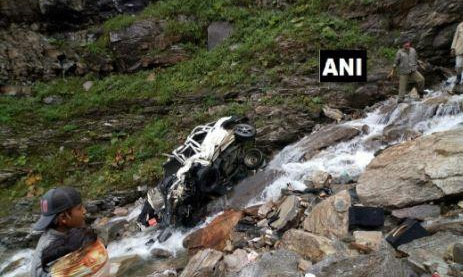हिमाचल प्रदेश में दर्दनाक हादसा, कुल्लू में गहरी खाई में गिरी कार, 11 की मौत