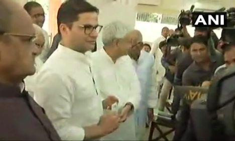 सीएम नीतीश कुमार की मौजूदगी में प्रशांत किशोर ने थामा JDU का हाथ सीएम नीतीश कुमार की मौजूदगी में प्रशांत किशोर ने थामा JDU का हाथ
