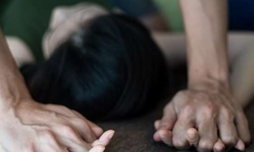 हैवानियत! पोर्न देखकर भाभी के कमरे में घुसा देवर, भाभी-भतीजी का कत्ल कर शव से किया रेप