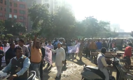 गाजियाबाद : इंदिरापुरम में घरों में चल रही 30 दुकानें सील, विरोध में व्यापारियों ने निकाला मार्च