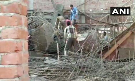 शाहजहांपुर में निर्माणाधीन कॉलेज की बिल्डिंग ढही, कई मजदूरों के दबे होने की आशंका! शाहजहांपुर में निर्माणाधीन कॉलेज की बिल्डिंग ढही, कई मजदूरों के दबे होने की आशंका!