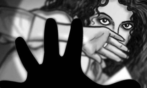 मां-बेटी से बलात्कार, 7 पुलिसकर्मियों समेत 18 के खिलाफ दर्ज हुई एफआईआर