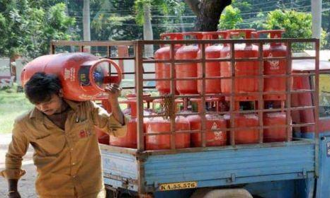 रसोई गैस की कीमतें फिर बढ़ी, अब आपको इतने रुपए करने होंगे खर्च रसोई गैस की कीमतें फिर बढ़ी, अब आपको इतने रुपए करने होंगे खर्च