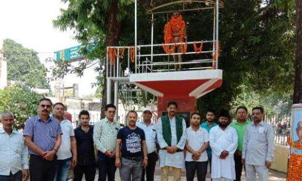 गांधी उद्यान में जनप्रतिनिधि पार्टी ने लाल बहादुर शास्त्री का भी लगाया चित्र, दोनों को दी श्रद्धांजलि