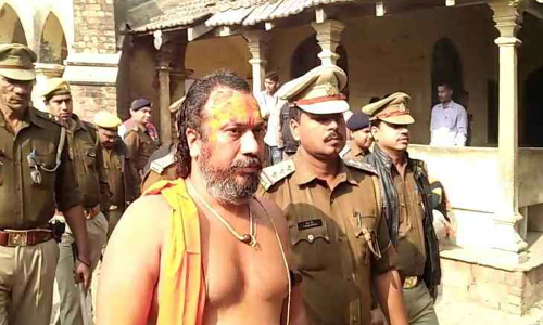 अयोध्या : आत्मदाह की धमकी देने वाले महंत परमहंस दास को पुलिस ने किया गिरफ्तार