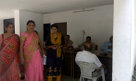 महिला का आरोप,पुलिस बचा रही है पति को,  एसएसपी बोले जल्द होगी गिरफ्तारी