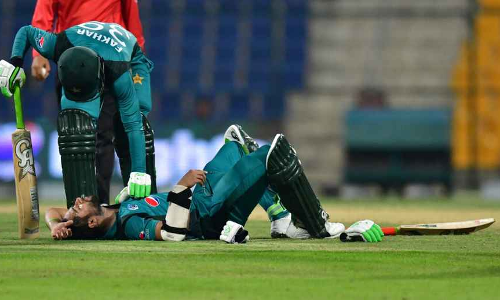 OMG ! गेंद लगते ही मैदान पर चित हो गया PAK बल्लेबाज, जाना पड़ा अस्पताल