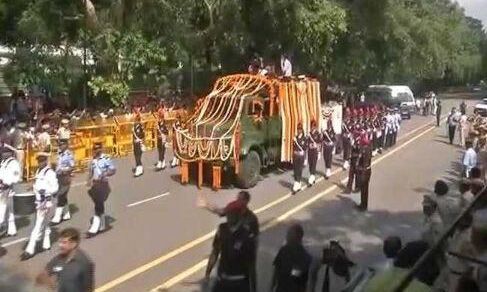 अटल जी की अंतिम यात्रा पहुंची ITO ,बीजेपी प्रमुख अमित शाह और PM मोदी शव वाहन के साथ साथ अटल जी की अंतिम यात्रा पहुंची ITO ,बीजेपी प्रमुख अमित शाह और PM मोदी शव वाहन के साथ साथ