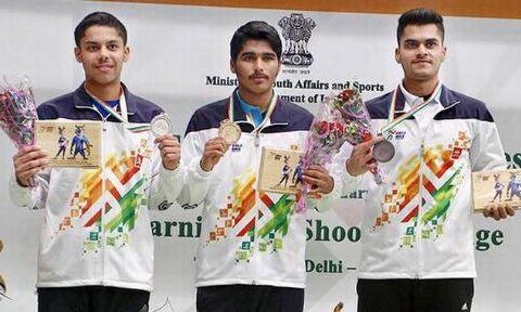 १६ वर्षीय सौरभ ने एयर पिस्टल में भारत को तीसरा स्वर्ण पदक दिलाया १६ वर्षीय सौरभ ने एयर पिस्टल में भारत को तीसरा स्वर्ण पदक दिलाया