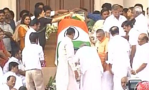 рдХрд░реБрдгрд╛рдирд┐рдзрд┐ рдХреЗ рдЕрдВрддрд┐рдо рд╕рдВрд╕реНрдХрд╛рд░ рдореЗрдВ рдЗрд╕ рдпреБрд╡рдХ рдкрд░ рдереАрдВ рд╕рдмрдХреА рдирд┐рдЧрд╛рд╣реЗрдВ рдХрд░реБрдгрд╛рдирд┐рдзрд┐ рдХреЗ рдЕрдВрддрд┐рдо рд╕рдВрд╕реНрдХрд╛рд░ рдореЗрдВ рдЗрд╕ рдпреБрд╡рдХ рдкрд░ рдереАрдВ рд╕рдмрдХреА рдирд┐рдЧрд╛рд╣реЗрдВ