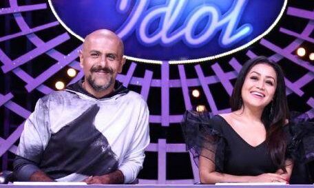 फुटपाथ पर हारमोनियम बजाने वाले को नेहा कक्कड़ ने दिए 1 लाख रुपये फुटपाथ पर हारमोनियम बजाने वाले को नेहा कक्कड़ ने दिए 1 लाख रुपये