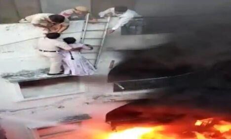 दिल्ली पुलिस ने आग मैं जल रही एक दम्पति को सकुशल बाहर निकला दिल्ली पुलिस ने आग मैं जल रही एक दम्पति को सकुशल बाहर निकला