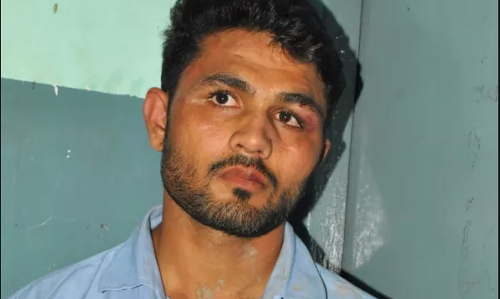 मेरठ में अब युवती के बाद युवक की पिटाई का वीडियो वायरल, युवक को पुलिस के सामने पीटा