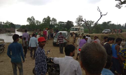 गंगा मे नाव पलटने से 28 लोग डूबे गंगा मे गंगा मे नाव पलटने से 28 लोग डूबे गंगा मे