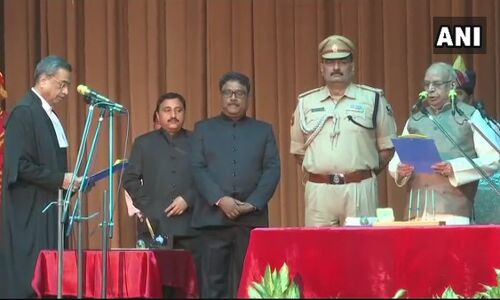 लालजी टंडन ने बिहार के राज्यपाल पद की शपथ ली. लालजी टंडन ने बिहार के राज्यपाल पद की शपथ ली.