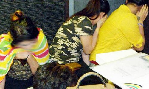 गुजरात में स्पा सेंटर पर पुलिस का छापा, देखकर पुलिस के उड़े होश जानकर ये बात! गुजरात में स्पा सेंटर पर पुलिस का छापा, देखकर पुलिस के उड़े होश जानकर ये बात!