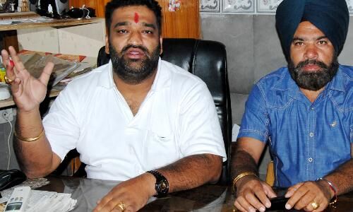 सिद्धू ने आईएसआई प्रमुख बाजवा से गले मिलकर देश के शहीदों से भद्दा मजाक किया-वीरेश शांडिल्य सिद्धू ने आईएसआई प्रमुख बाजवा से गले मिलकर देश के शहीदों से भद्दा मजाक किया-वीरेश शांडिल्य