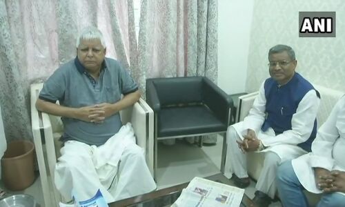 लालूप्रसाद यादव ने किया रांची कोर्ट में सरेंडर, 110 दिन बाद पहुंचे जेल लालूप्रसाद यादव ने किया रांची कोर्ट में सरेंडर, 110 दिन बाद पहुंचे जेल