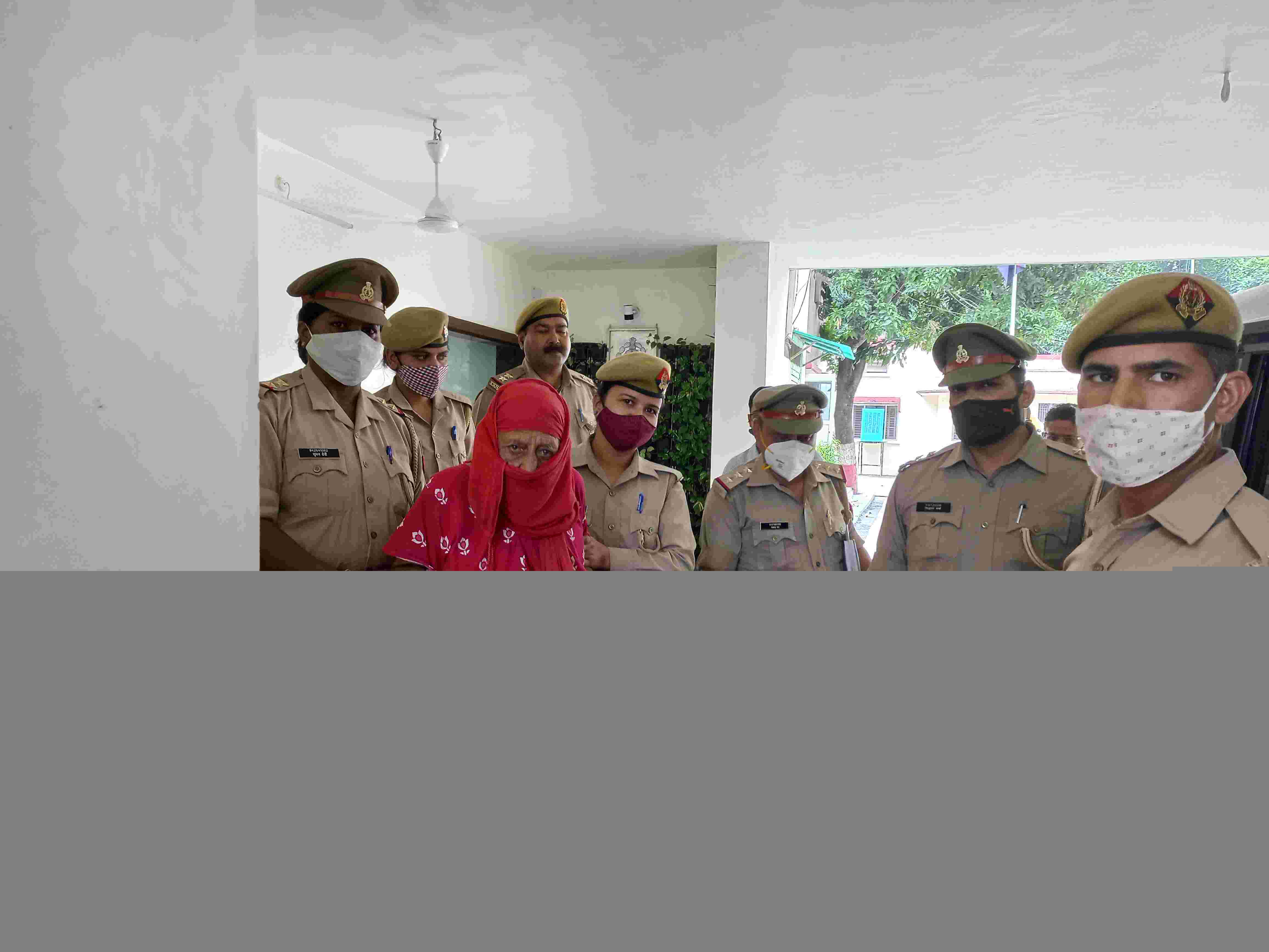 लखनऊ से बदायूं दवा लेने जा रही 90 साल की महिला का दिनदहाड़े छिना पर्स, तब आईपीएस रमित शर्मा ने दिखाई दरियादिली लखनऊ से बदायूं दवा लेने जा रही 90 साल की महिला का दिनदहाड़े छिना पर्स, तब आईपीएस रमित शर्मा ने दिखाई दरियादिली