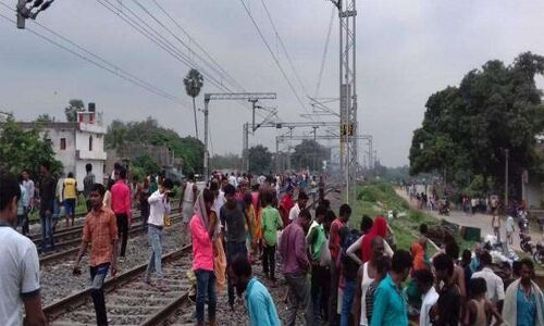 बिहार: बेगूसराय में तेज रफ्तार कामाख्या एक्सप्रेस से कटकर तीन लोगों की मौत बिहार: बेगूसराय में तेज रफ्तार कामाख्या एक्सप्रेस से कटकर तीन लोगों की मौत