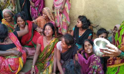 बिहार के चम्पारण में शौचालय के टेंक में घुसने से छह लोंगों की मौत बिहार के चम्पारण में शौचालय के टेंक में घुसने से छह लोंगों की मौत