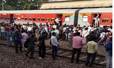 कोसीकलां रेलवे स्‍टेशन पर भीषण हादसा , सात लोग राजधानी एक्सप्रेस की चपेट में आये, दो की मौत