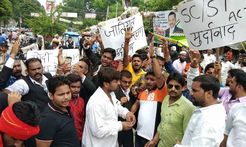 SC/ST एक्ट के खिलाफ क्रमिक अनशन आज 14 वे दिन जारी रहते हुए सवर्ण एकता मंच ने पुतला दहन किया SC/ST एक्ट के खिलाफ क्रमिक अनशन आज 14 वे दिन जारी रहते हुए सवर्ण एकता मंच ने पुतला दहन किया