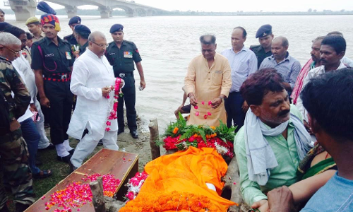शहीद के अंतिम संस्कार में श्रद्धांजलि देने पहुँचे ललई यादव शहीद के अंतिम संस्कार में श्रद्धांजलि देने पहुँचे ललई यादव