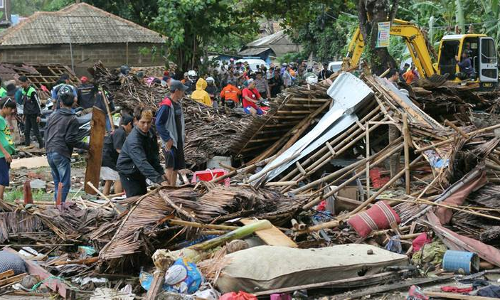 देखें वीडियो: सुनामी में कछुआ हुआ घायल , लोगों ने बचाया और ....... देखें वीडियो: सुनामी में कछुआ हुआ घायल , लोगों ने बचाया और .......