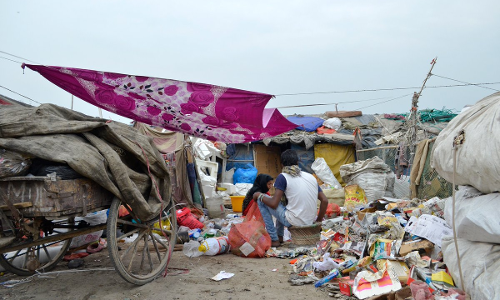 जम्मू कश्मीर के रोहिंग्या शिविर में झुग्गी से मिले 30 लाख नकद, तीन गिरफ्तार जम्मू कश्मीर के रोहिंग्या शिविर में झुग्गी से मिले 30 लाख नकद, तीन गिरफ्तार