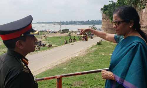 रक्षा मंत्री निर्मला सीतारमण इलाहाबाद पहुंची, अंदर मीडिया की नो एंट्री रक्षा मंत्री निर्मला सीतारमण इलाहाबाद पहुंची, अंदर मीडिया की नो एंट्री