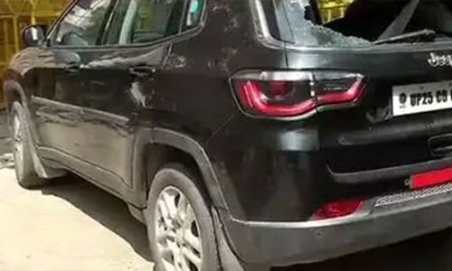 एसयूवी ने बेघर महिला को मारी टक्कर, पहिए में फंसी महिला 500 मीटर तक घिसटती रहीं एसयूवी ने बेघर महिला को मारी टक्कर, पहिए में फंसी महिला 500 मीटर तक घिसटती रहीं