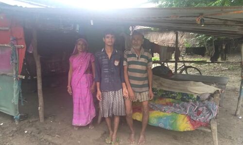 मकान गिरने से गृहस्थी नष्ट, बाल-बाल बचे परिजन मकान गिरने से गृहस्थी नष्ट, बाल-बाल बचे परिजन