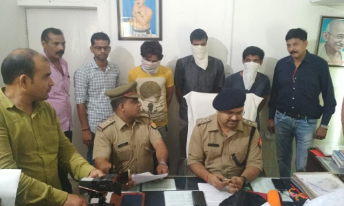 तीन शातिर लुटेरों के कब्जे से लूटी गयी एक कार व अवैध शस्त्र बरामद, नॉएडा पुलिस ने गिरफ्तार कर भेजे जेल तीन शातिर लुटेरों के कब्जे से लूटी गयी एक कार व अवैध शस्त्र बरामद, नॉएडा पुलिस ने गिरफ्तार कर भेजे जेल