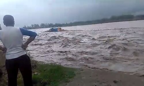 यूपी में टेंकर नदी में बह गया, लोग देखते रह गए वीडियो देखकर उड़ गये होश यूपी में टेंकर नदी में बह गया, लोग देखते रह गए वीडियो देखकर उड़ गये होश