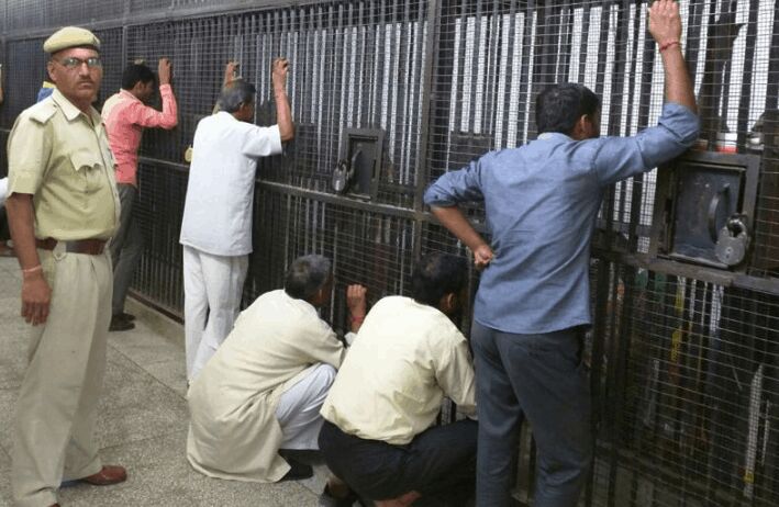 इन शर्ते के साथ 16 अगस्त से यूपी की जेल में बंद कैदियों से शुरू होगी मुलाकात इन शर्ते के साथ 16 अगस्त से यूपी की जेल में बंद कैदियों से शुरू होगी मुलाकात