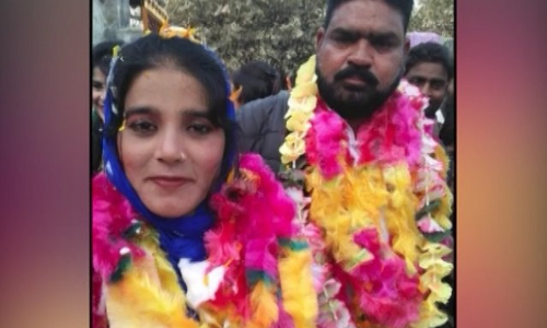 पत्नी दोस्त को दी उधार, अब बनी नगर पंचायत अध्यक्ष तो बना विवाद!