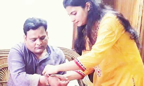 चंदा रे, मेरे भइया से कहना, बहना याद करे... चंदा रे, मेरे भइया से कहना, बहना याद करे...